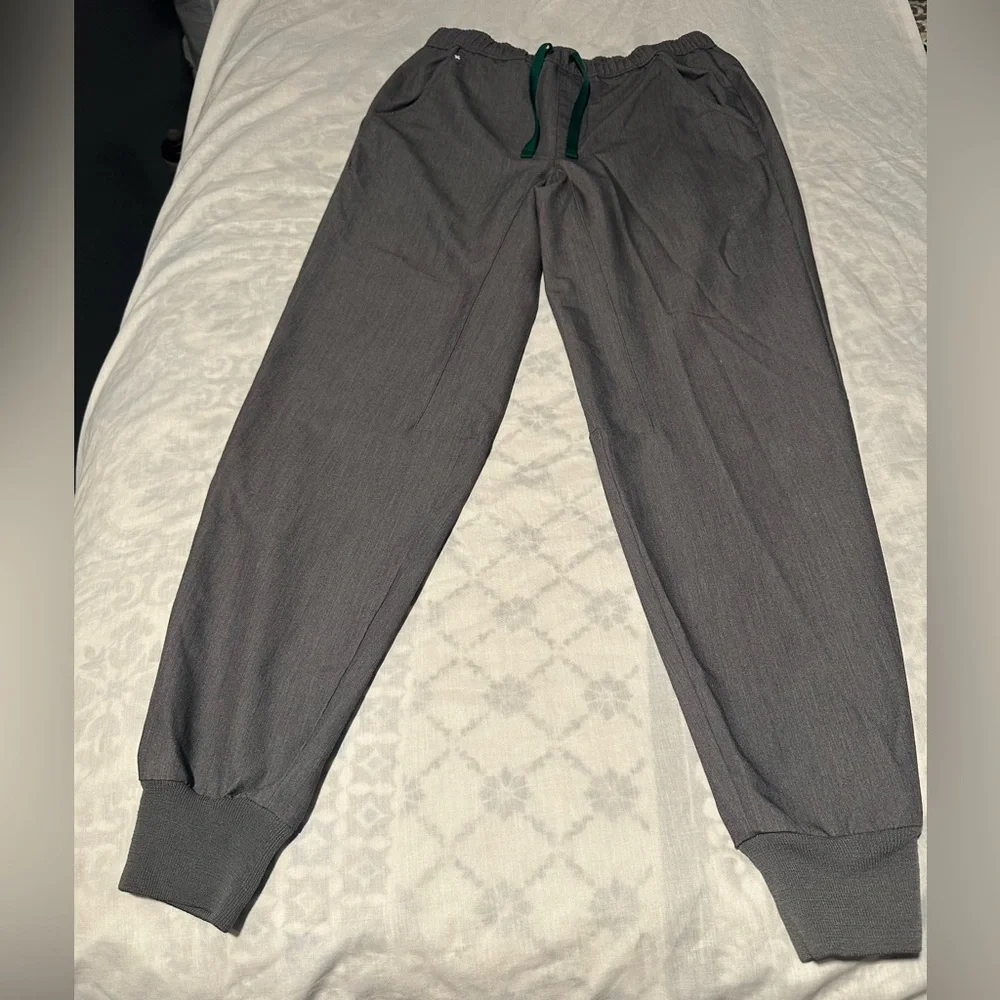 Figs Gray Scrub Mens jogger Set with Green Accent size top XS pants S
